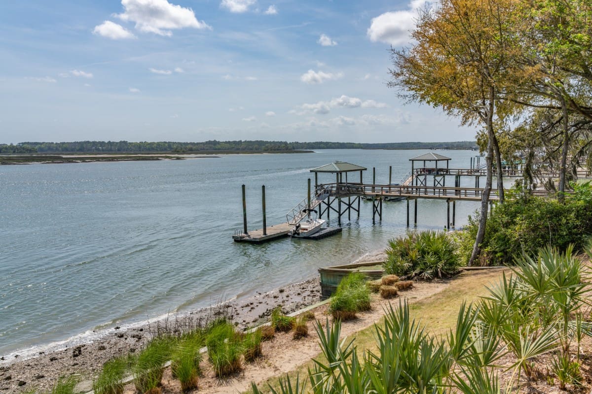 A boat is docked at the pier of a lake.