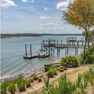 A boat is docked at the dock of a lake.